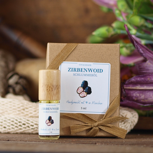 Oelroller_Zirbenwoid_Produktfoto_2, zirbe, Mandelöl, Schlaföl, mit Blumen und Mörser im Hintergrund, traditionell und handgefertigt, im Geschenk / Geschenkformat