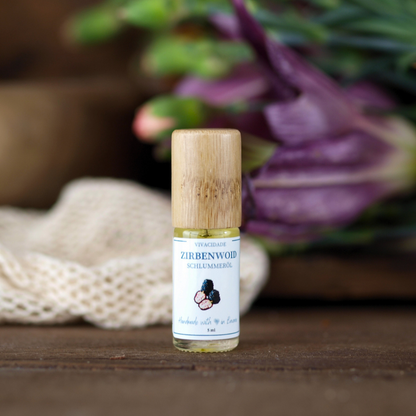 Oelroller_Zirbenwoid_Produktfoto_2, zirbe, Mandelöl, Schlaföl, mit Blumen und Mörser im Hintergrund, traditionell und handgefertigt, im Geschenk / Geschenkformat