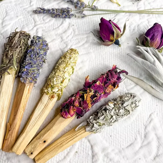 Palo Santo mit Blumen zum Räuchern und für Frauen-Circle oder Retreats